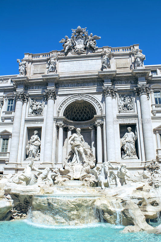 阳光明媚的特莱维喷泉(Fontana di Trevi)。罗马,意大利